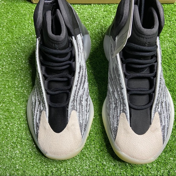 Adidas Yeezy Quantum - Picture 2 of 5